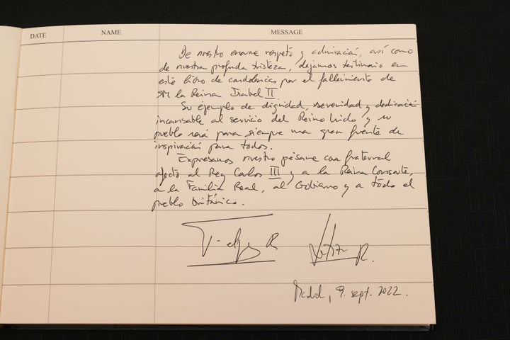 Mensaje de los Reyes en el libro de condolencias.