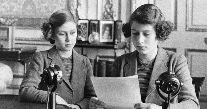 Un momento del primer discurso de la entonces princesa Isabel, acompañada de su hermana Margarita, en 1940.