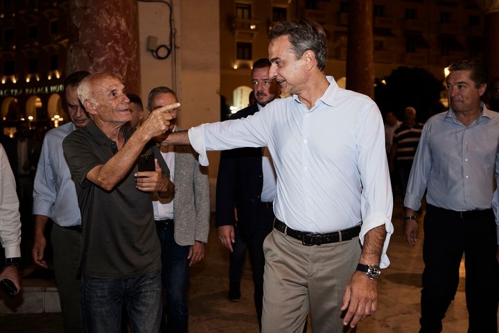 Ο Κυριάκος Μητσοτάκης συνομιλεί με πολίτες της Θεσσαλονίκης