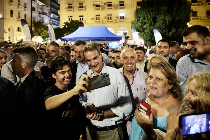 Ο πρωθυπουργός με πολίτες της Θεσσαλονίκης