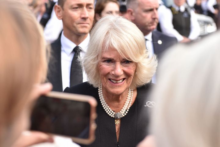 Camilla, reina consorte, saludando a los ciudadanos que se habían concentrado a las puertas de Buckingham Palace el pasado viernes 9 de septiembre.