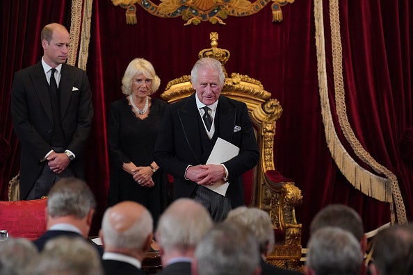 Carlos III junto a la reina consorte, Camila Parker, y el príncipe Guillermo de Gales.