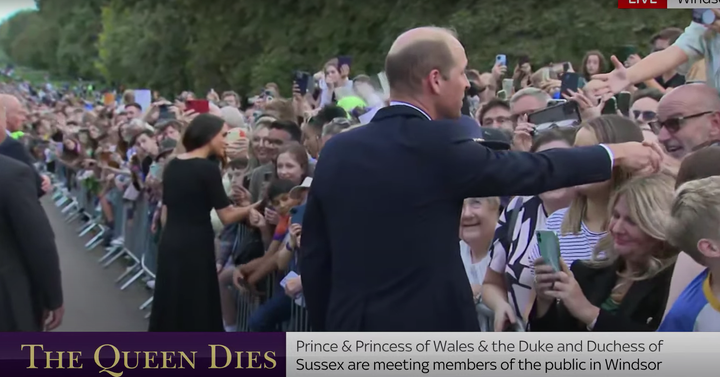 Guillermo y Kate saludan a la gente a las afueras de Windsor.