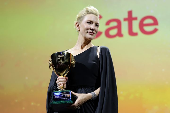Η Κέιτ Μπλάνσετ με το βραβείο ερμηνείας για τον ρόλο της στην ταινία «Tar» στην τελετή απονομής του 79ου Φεστιβάλ Κινηματογράφου Βενετίας, 10 ΣΕπτεμβρίου 2022. 