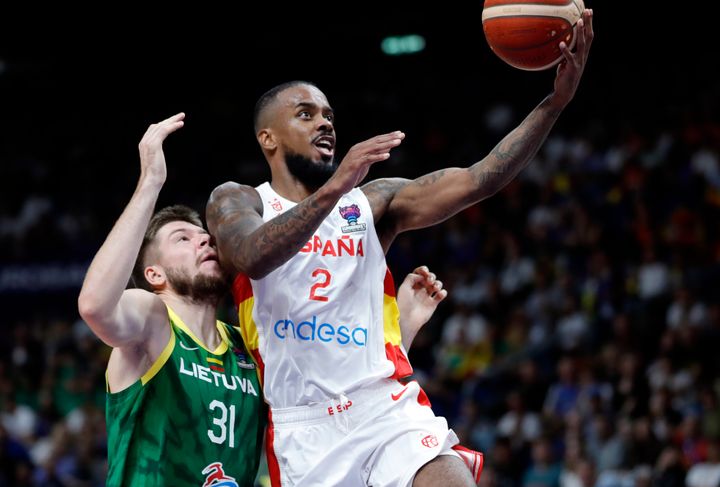 Lorenzo Brown anota ante Lituania en octavos del Eurobasket.
