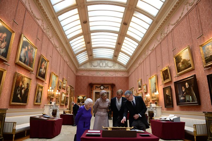 Η βασίλισσα Ελισάβετ Β' συνοδεύει τη βασίλισσα Μάξιμα και τον βασιλιά Γουλιέλμο-Αλέξανδρο της Ολλανδίας ση Βασιλική Συλλογή στα Ανάκτορα του Μπάκιγχαμ, 23 Οκτωβρίου 2018, Λονδίνο. (Photo by Chris J Ratcliffe - WPA Pool /Getty Images)