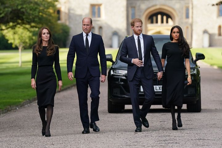 ウィンザー城で姿を見せた（左から）キャサリン妃、ウィリアム皇太子、ヘンリー王子、メーガン妃（2022年9月10日撮影）
