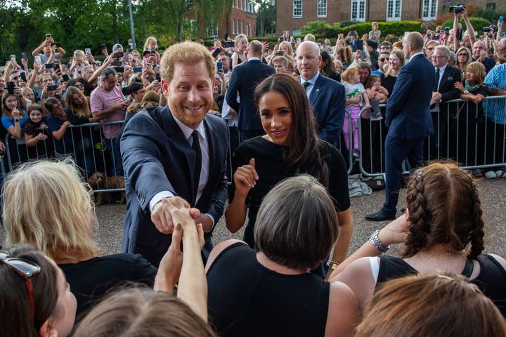 集まった人と握手するヘンリー王子とメーガン妃（2022年9月10日撮影）