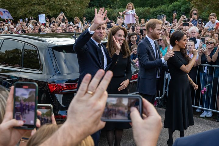 集まった人々に手を振るウィリアム皇太子（左端）ら（2022年9月10日撮影）