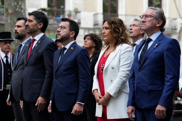 El presidente de la Generalitat, Pere Aragonès (c), en la ofrenda floral al monumento a Rafael Casanova.