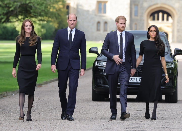 O príncipe e a princesa de Gales e o duque e a duquesa de Sussex chegam ao Castelo de Windsor para ver flores e homenagens à rainha Elizabeth em 10 de setembro em Windsor, Inglaterra. 