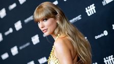 

    Taylor Swift Finally Puts That Red Scarf Mystery To Rest

