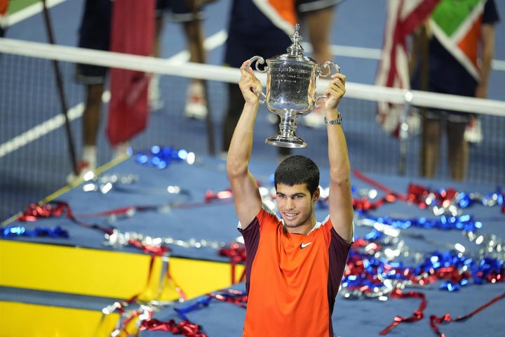 Carlos Alcaraz levanta el trofeo de campeón del US Open 2022