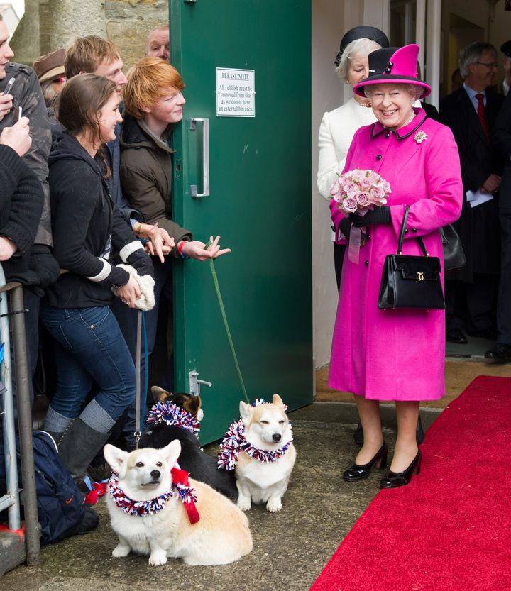 2012年、イギリスの都市シェボーンを訪ねた女王