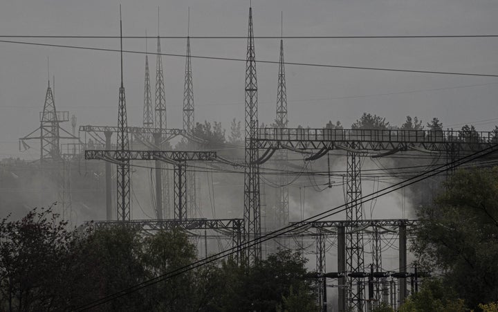 El humo es visible sobre las torres de electricidad de Jarkov, este lunes.