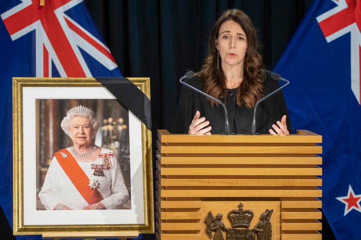 Η πρωθυπουργός της Νέας Ζηλανδίας Jacinda Ardern δίνει συνέντευξη Τύπου μετά την είδηση του θανάτου της βασίλισσας Ελισάβετ Β' , στην Ουέλινγκτον της Νέας Ζηλανδίας, Παρασκευή, 9 Σεπτεμβρίου 2022. Η βασίλισσα Ελισάβετ Β', η μακροβιότερη μονάρχης της Βρετανίας και ένας "πόλος σταθερότητας" κατά πολλούς, σε μια ταραγμένη εποχή για τη χώρα της και τον κόσμο, πέθανε μετά από 70 χρόνια στον θρόνο. Ήταν 96 ετών. (Mark Mitchell/New Zealand Herald via AP)