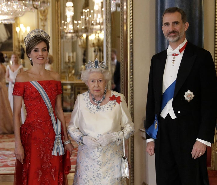 Felipe y Letizia, con Isabel II en una visita de estado en 2017.
