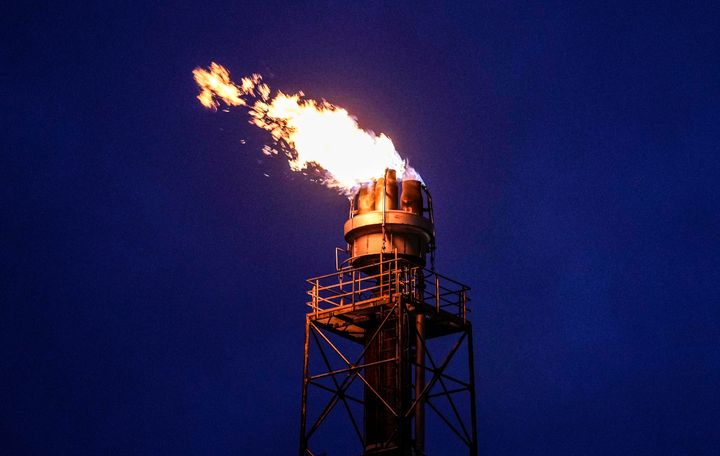 Διυλιστήριο της BP καίει φυσικό αέριο στο Γκελζενκίρχεν της Γερμανίας, Τρίτη το απόγευμα, 5 Απριλίου 2022. Η Γερμανία προειδοποιεί να απαγορεύσει όλες τις εισαγωγές ενέργειας από τη Ρωσία λόγω του πολέμου στην Ουκρανία, καθώς ένα εμπάργκο θα είχε απρόβλεπτες συνέπειες για τη μεγαλύτερη οικονομία της Ευρώπης. Παρά την ενεργειακή μετάβαση στις ανανεώσιμες πηγές ενέργειας για την καταπολέμηση της κλιματικής αλλαγής, η Γερμανία εξακολουθεί να βασίζεται σε μεγάλο βαθμό στις εισαγωγές πετρελαίου, φυσικού αερίου και άνθρακα. Τα περισσότερα ορυκτά καύσιμα εισάγονται από τη Ρωσία. (AP Photo/Martin Meissner)