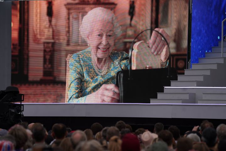 La défunte reine prenant le thé avec Paddington lors de la Platinum Party au palais.