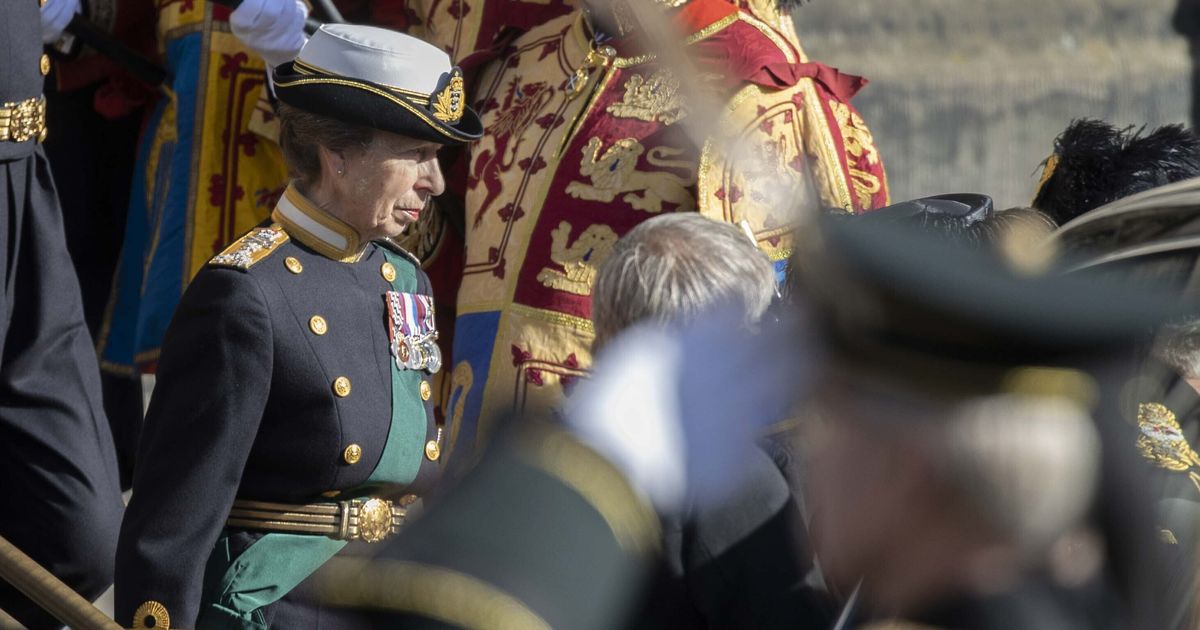 La Princesa Ana Rompe Una Tradición En La Vigilia Por El Cuerpo De Isabel Ii Trendradars Español 5695