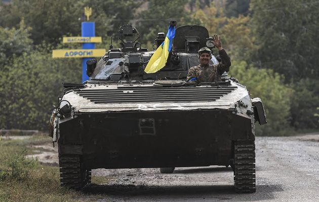 ハルキウ州でウクライナ国旗を掲げて装甲車両に乗る兵士（2022年9月8日撮影）
