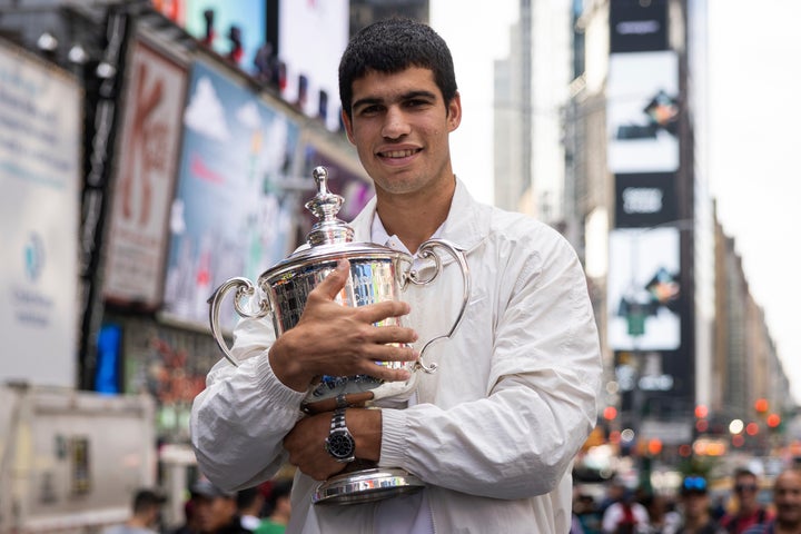 El campeón del US Open,Carlos Alcaraz, posa con el trofeo en Times Square.