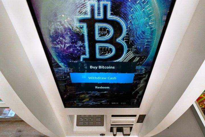 Το λογότυπο του Bitcoin εμφανίζεται στην οθόνη ενός ΑΤΜ κρυπτονομισμάτων στο Salem., 9 Φεβρουαρίου 2021. (AP Photo/Charles Krupa, File)