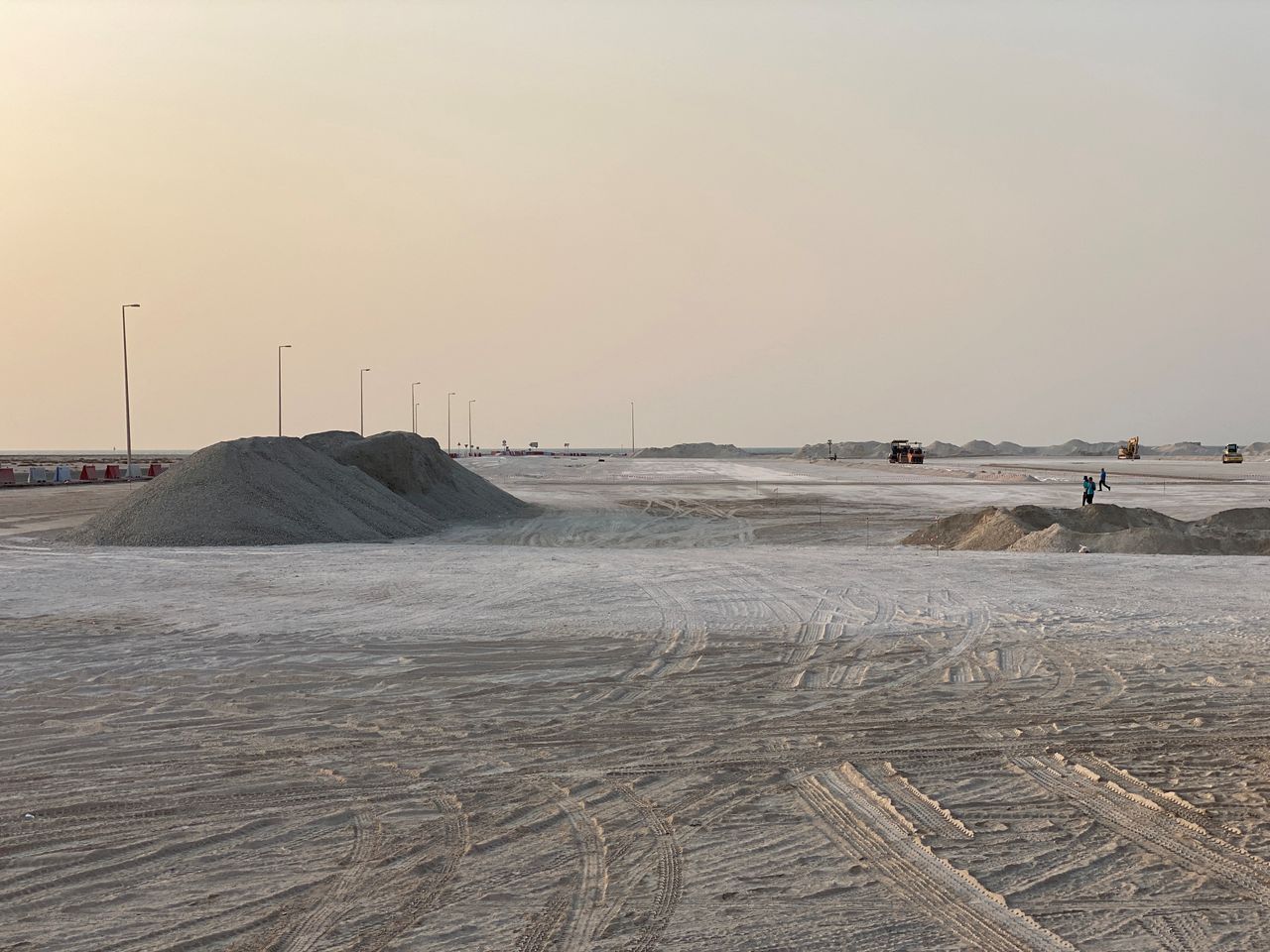 Γενική άποψη του εργοταξίου για την κατασκευή χώρου στάθμευσης αυτοκινήτων για οπαδούς που ταξιδεύουν με τα αυτοκίνητά τους μέσω των χερσαίων συνόρων για το Παγκόσμιο Κύπελλο Κατάρ 2022 στα σύνορα Salwa στο Κατάρ, 9 Σεπτεμβρίου 2022. REUTERS/Hamad I Mohammed