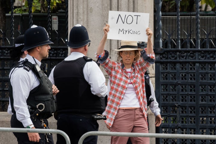 Protestas contra Carlos III en Londres tras la muerte de Isabel II