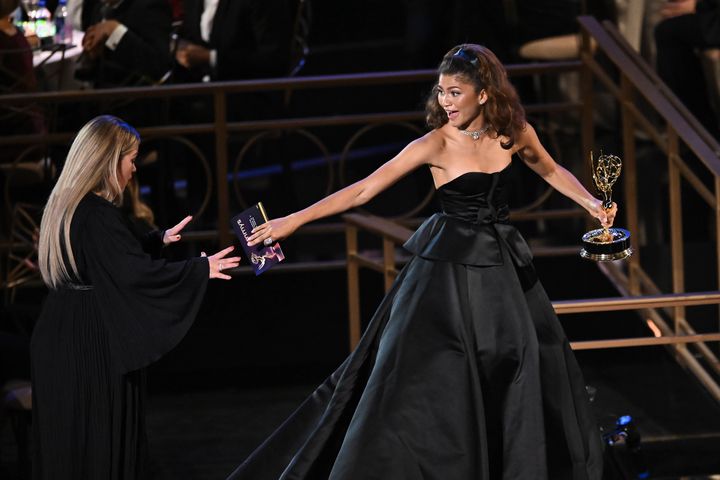 Η Κέλι Κλάρκσον παρουσιάζει την νικήτρια του Βραβείου Α' Γυναικείου Ρόλου σε Δραματική Σειρά, Ζεντάγια, στην τελετή απονομής των 74ων Βραβείων Emmy, στο Microsoft Theater του Λος Άντζελες, 12 Σεπτεμβρίου 2022. 