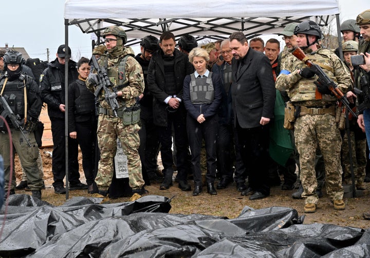 Ursula von der Leyen y Josep Borrell, conmocionados el pasado 8 de abril en Bucha, donde vieron los cuerpos de ucranianos represaliados por Rusia en su retirada de Kiev.