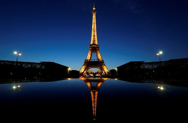 Μια νυχτερινή άποψη δείχνει τον πύργο του Άιφελ, καθώς αντικατοπτρίζεται στην οροφή ενός αυτοκινήτου, στο Παρίσι, Γαλλία, 30 Απριλίου 2016. REUTERS/Christian Hartmann/File Photo