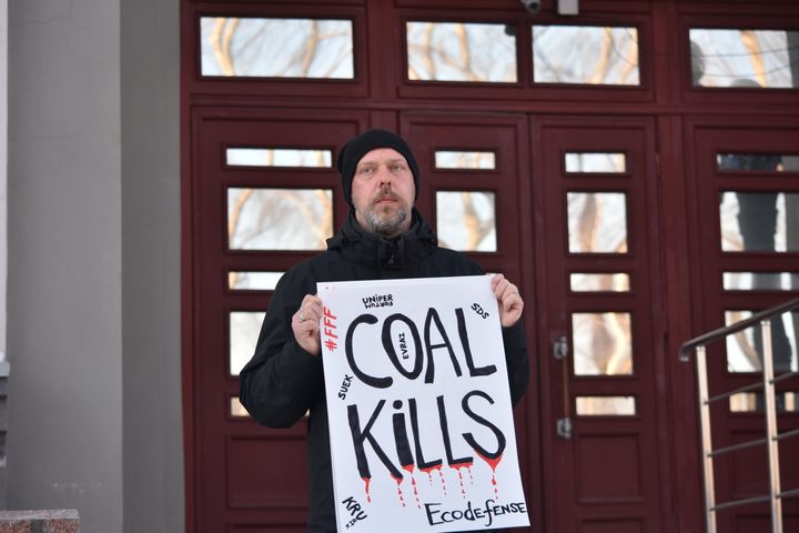 13 Μαρτίου 2020, Ρωσία, Nowokusnezk: Ο Ρώσος περιβαλλοντικός ακτιβιστής Vladimir Slivyak της οργάνωσης Ecodefense επιδεικνύει με μια πινακίδα "Coal Kills".