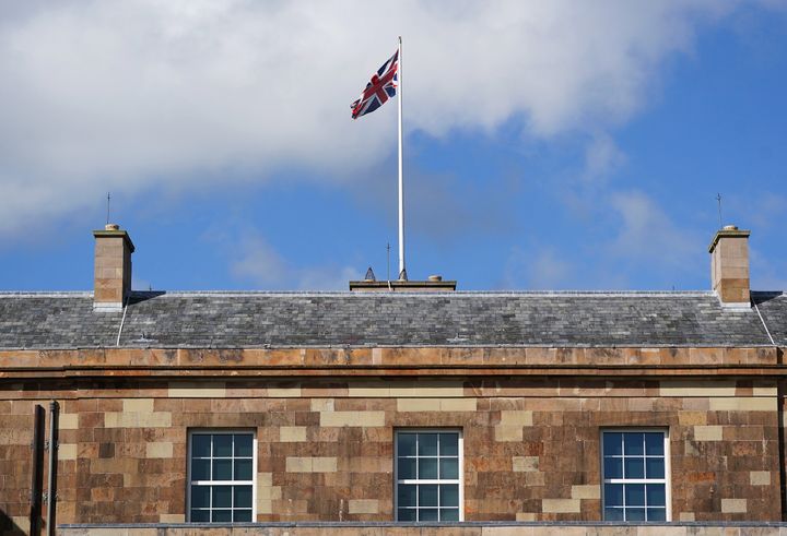 L'Union Jack vole à plein mât au château de Hillsborough, Belfast, après la proclamation d'adhésion du roi Charles III.