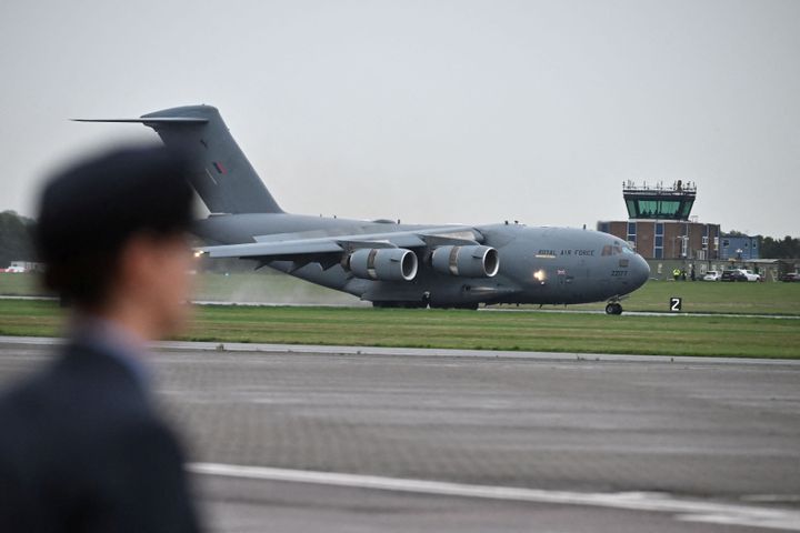 Το C-17 που φέρει το φέρετρο της βασίλισσας Ελισάβετ Β' προσγειώνεται στο αεροδρόμιο Northolt της Βασιλικής Αεροπορίας στις 13 Σεπτεμβρίου 2022, προτού μεταφερθεί στο Παλάτι του Μπάκιγχαμ, για να ξεκουραστεί στο Bow Room.