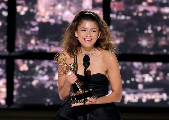 La victoire de Zendaya cette année fait d'elle la plus jeune lauréate d'un Emmy à deux reprises pour son rôle d'actrice et la première femme noire à avoir remporté le prix d'actrice principale exceptionnelle dans une série dramatique à deux reprises.