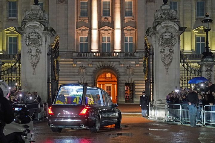 Le cercueil de la reine Elizabeth II arrive dans le corbillard royal du palais de Buckingham. 