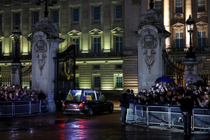 This Is The Moment Queen Elizabeths Coffin Arrived At Buckingham Palace Huffpost Uk News 