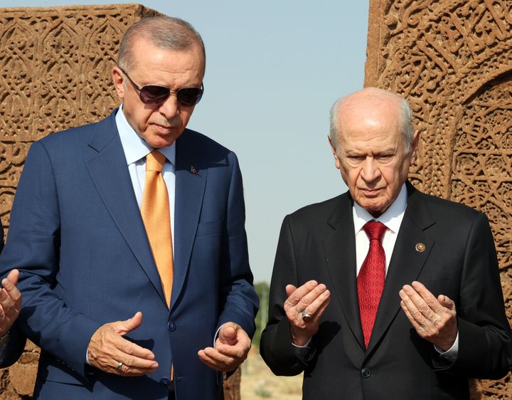 ΜΠΙΤΛΙΣ, ΤΟΥΡΚΙΑ - 25 ΑΥΓΟΥΣΤΟΥ: Ο Τούρκος Πρόεδρος Ρετζέπ Ταγίπ Ερντογάν και ο αρχηγός του Τουρκικού Κόμματος Εθνικιστικού Κινήματος (MHP) Ντεβλέτ Μπαχτσελί επισκέπτονται το νεκροταφείο των Σελτζούκων στο πλαίσιο της 951ης επετείου της Νίκης του Μαλαζγκίρ στην περιοχή Αχλάτ του Μπιτλίς, στις 25 Αυγούστου 2022. (Photo by Mustafa Kamaci/Anadolu Agency via Getty Images)