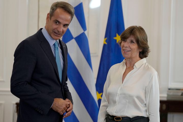 Ο πρωθυπουργός της Ελλάδας Κυριάκος Μητσοτάκης, αριστερά, υποδέχεται την υπουργό Εξωτερικών της Γαλλίας Catherine Colonna στο Μέγαρο Μαξίμου στην Αθήνα, την Τρίτη 6 Σεπτεμβρίου 2022. (AP Photo/Thanassis Stavrakis)