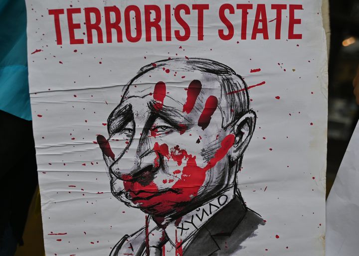 Caricatura de Vladimir Putin en una protesta por la Guerra de Ucrania en Polonia.