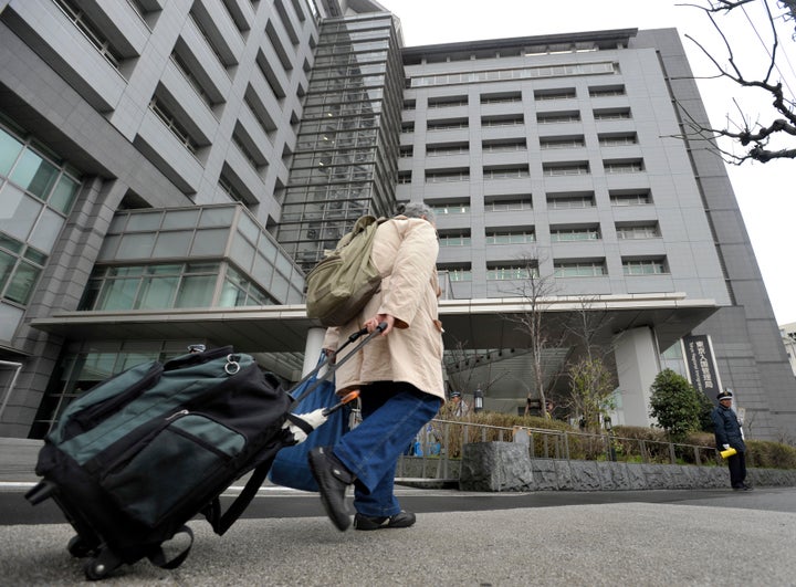 关于在日本的外国人的生活保障制度(图1) 访问东京入国管理局的外国人