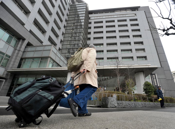 東京入国管理局を訪れる外国人