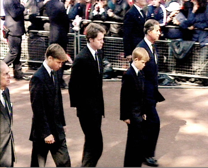 Le prince Philip, le prince William, le comte Spencer, le prince Harry et le prince Charles suivant le cercueil de Diana, princesse de Galles à l'abbaye de Westminster en 1997.