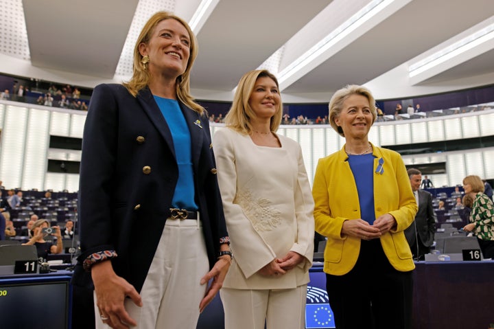 Olena Selenska, recibida por Ursula von der Leyen y Roberta Metsola en la sede del Europarlamento en Estrasburgo.