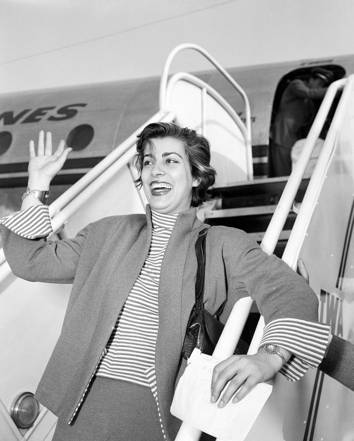 Η Ειρήνη Παπά φθάνει στο αεροδρόμιο Ορλί στο Παρίσι τον Μάιο του 1952. 
