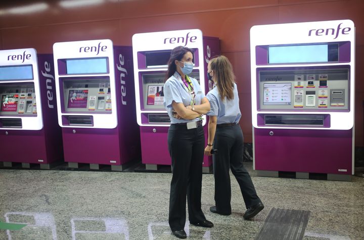 Dos trabajadoras de la red de cercanías en la estación de Gran Vía, en julio.