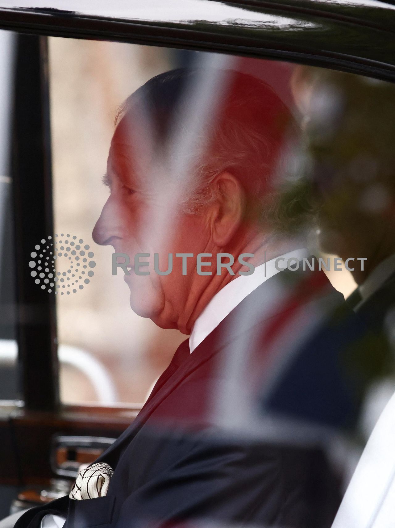 Ο βασιλιάς Κάρολος φεύγει από το Clarence House πριν από την πομπή όπου το φέρετρο της βασίλισσας της Βρετανίας Ελισάβετ θα μεταφερθεί από τα Ανάκτορα του Μπάκιγχαμ στα κτήρια του Κοινοβουλίου, Βρετανία, 14 Σεπτεμβρίου 2022. REUTERS/Henry Nicholls/Pool