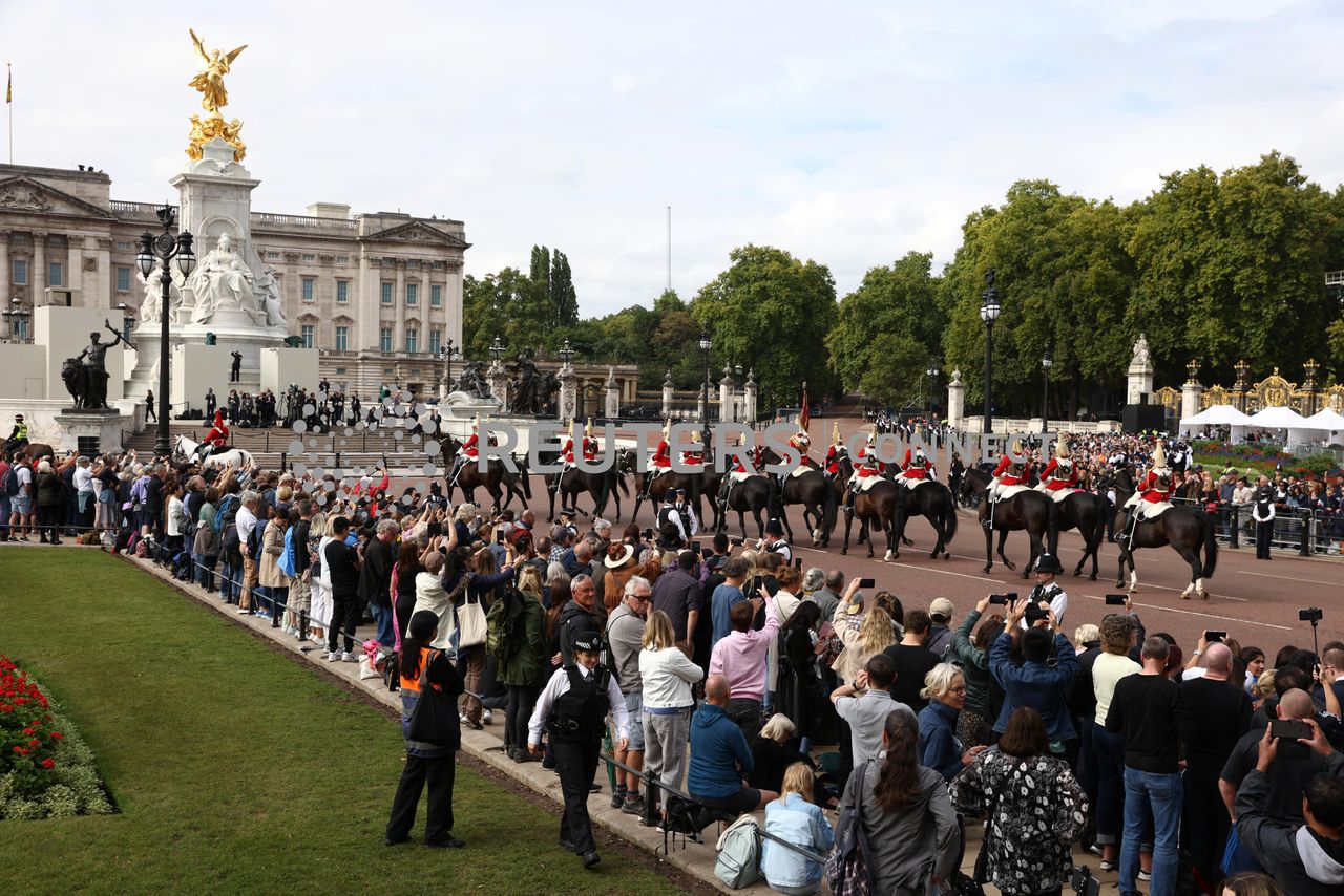Ο κόσμος συγκεντρώνεται την ημέρα που η πομπή του φέρετρου της βασίλισσας της Βρετανίας Ελισάβετ μεταφέρεται από τα Ανάκτορα του Μπάκιγχαμ στα κτήρια του Κοινοβουλίου, στο Λονδίνο, Βρετανία, 14 Σεπτεμβρίου 2022. REUTERS/Tom Nicholson