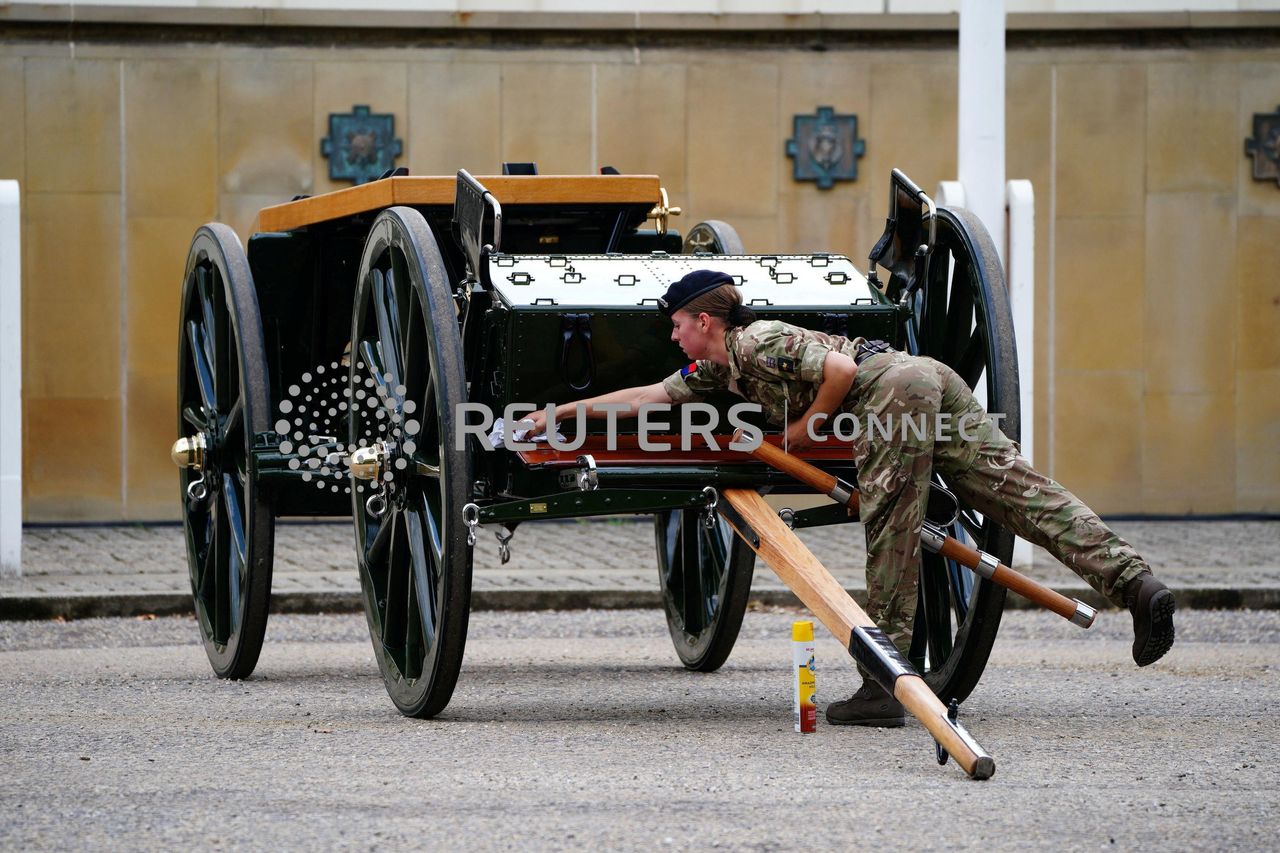 Στρατιωτικό προσωπικό καθαρίζει μια άμαξα καθώς κάνει τις τελευταίες προετοιμασίες στους στρατώνες Wellington, στο κεντρικό Λονδίνο, πριν από την τελετουργική πομπή του φέρετρου της βασίλισσας Ελισάβετ Β' από τα Ανάκτορα του Μπάκιγχαμ στο Westminster Hall του Λονδίνου. Ημερομηνία φωτογραφίας: Τετάρτη 14 Σεπτεμβρίου 2022. Ben Birchall/Pool via REUTERS